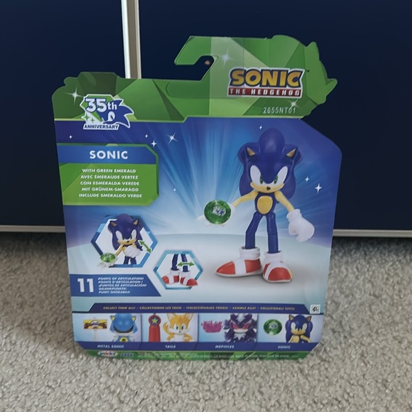 Sonic the Hedgehog Sonic with Green Emerald 35th Anniversary Figure - Picture 11 of 12